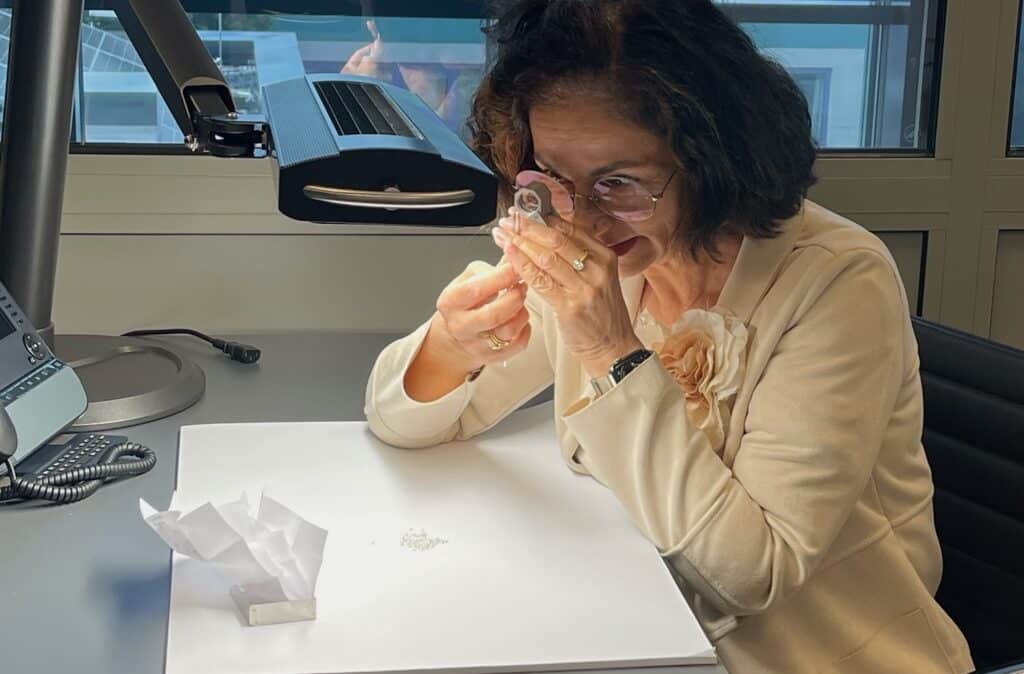 Diamantgutachterin Steiner aus Baden-Baden bei der optischen Prüfung von Diamanten