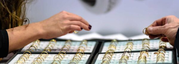 Schmuckkauf im Urlaub bei Juwelier mit Angebot von Ringen