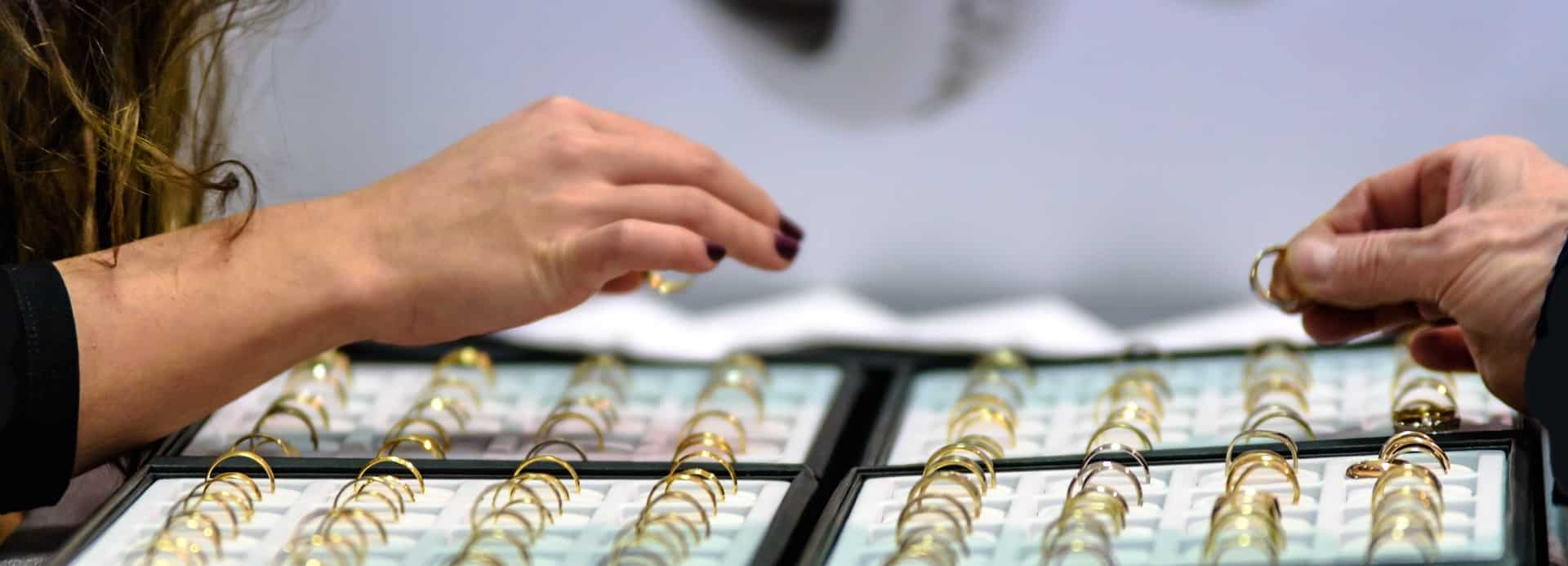 Schmuckkauf im Urlaub bei Juwelier mit Angebot von Ringen