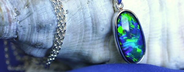 Ein großer Opal als Anhänger an einer Silberkette.
