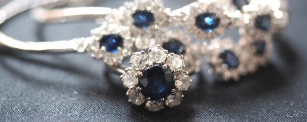 Ein Ring mit in Diamanten gefassten Saphiren