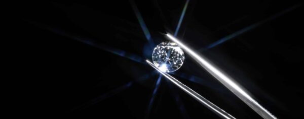 Diamant wird mit einer Pinzette präsentiert