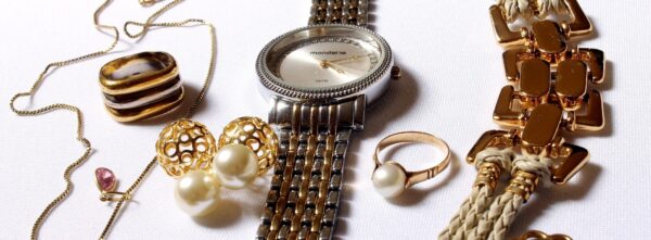 Unterschiedliche Schmuckstücke: Ringe, Armband mit Edelsteinen, Uhr, Ohranhänger usw. Unterschiedliche Schmuckstücke: Ringe, Armband mit Edelsteinen, Uhr, Ohranhänger usw.