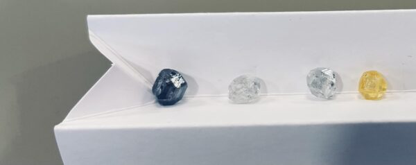 Eine Reihe synthetischer Diamanten in verschiedenen Farben