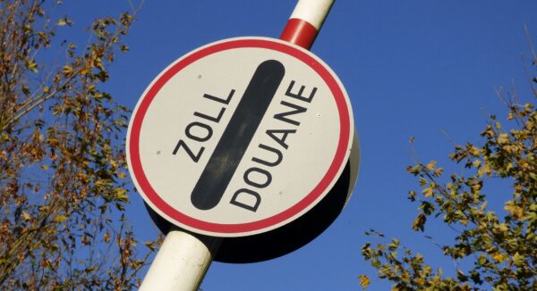 Ein Schranke mit einem Zollschild bei der Einfuhr von Diamanten, Schmuck oder Edelmetallen